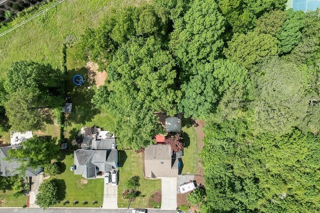 Building Photo - 1813 Rambling Woods Dr NW