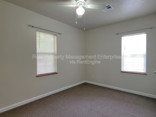 Building Photo - 608 N Poplar Ln