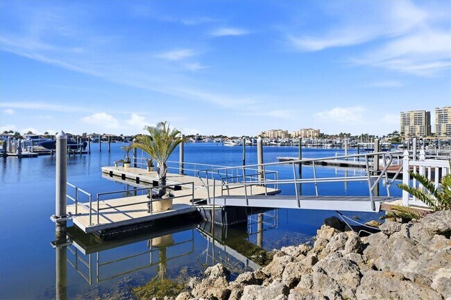 Building Photo - 1007 3rd St E