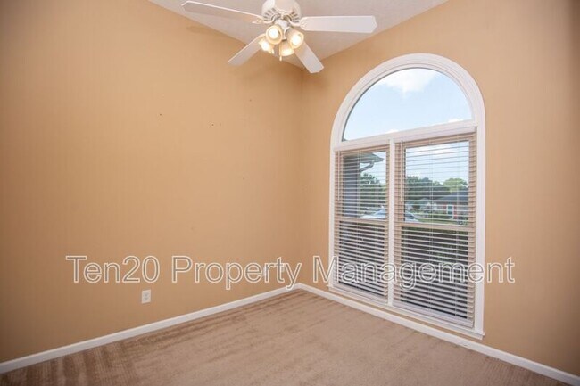 Building Photo - 202 Plum Ct