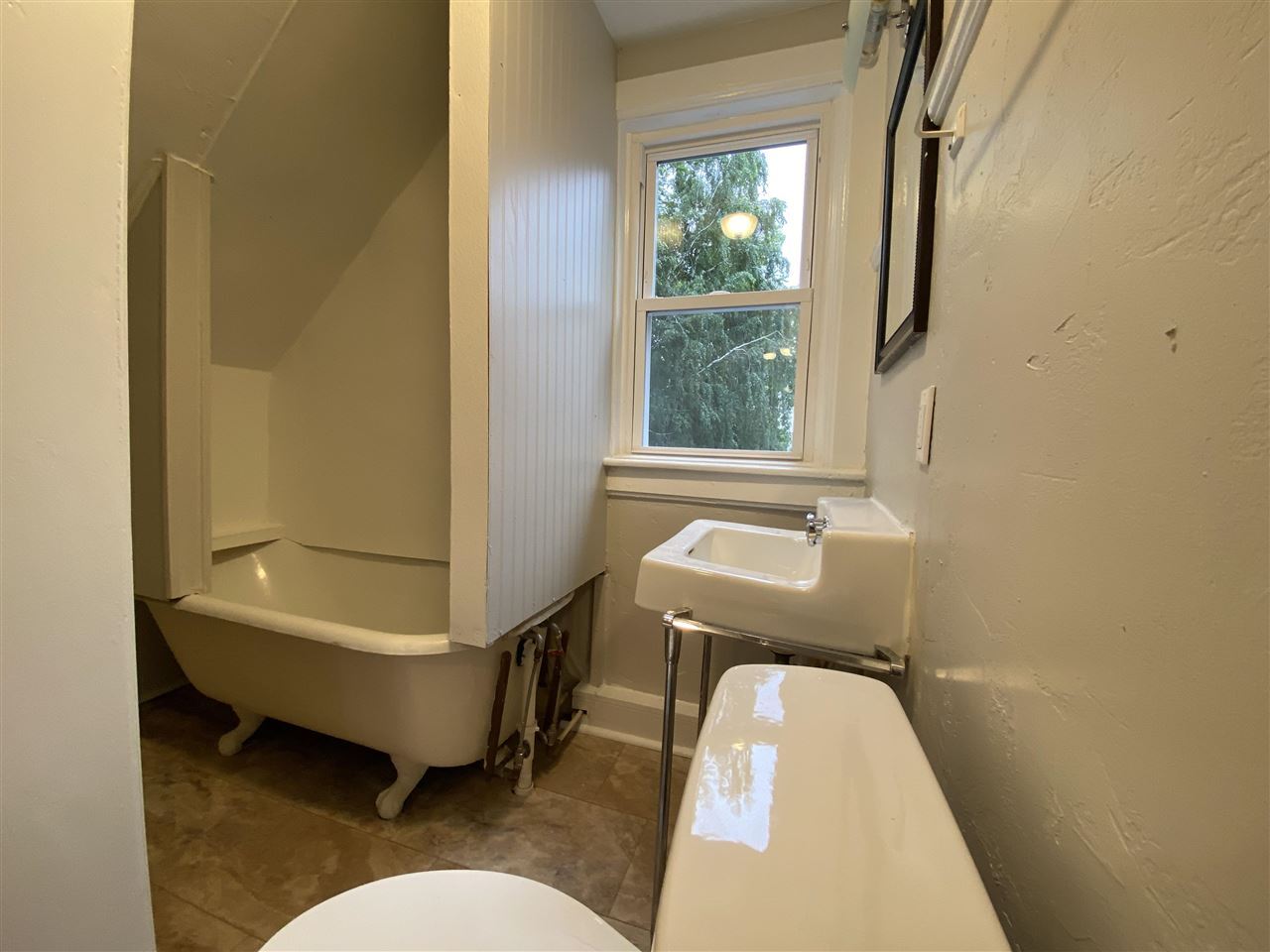 Bath with clawfoot tub - 315 Naymut St