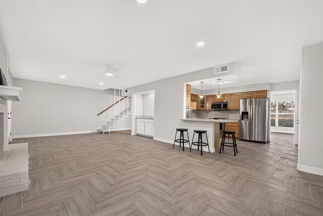 Building Photo - 10383 Briar Forest Dr