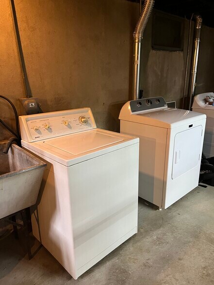 Building Photo - 47 Quaker Ln S