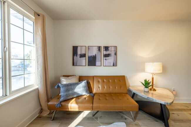 Building Photo - 1157 E Sego Lily Dr