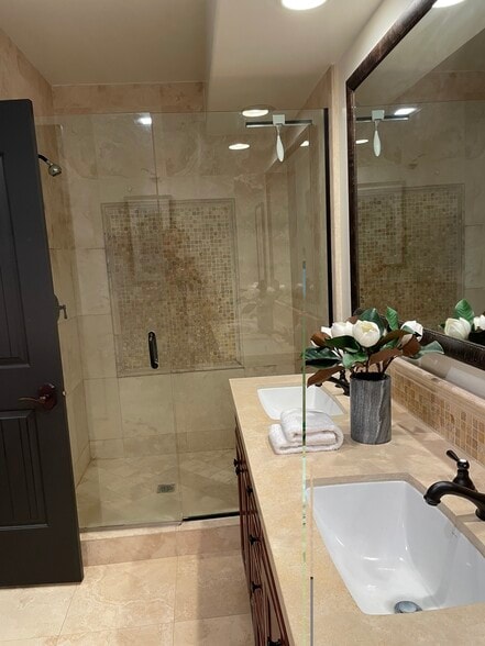 Building Photo - 1215 Armacost Ave