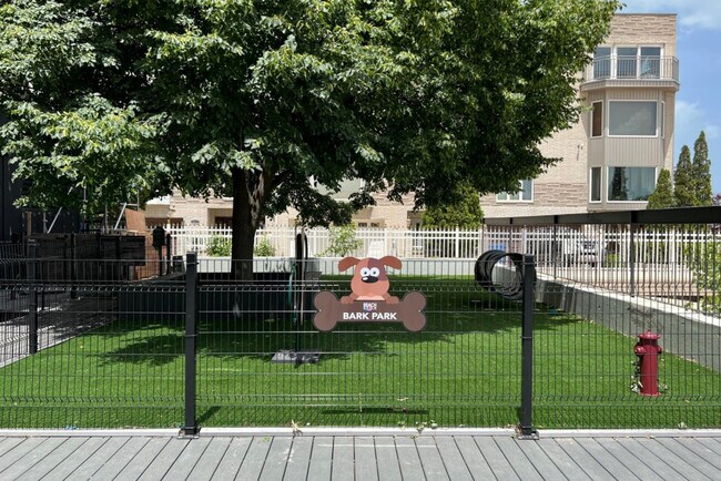 Building Photo - 5815 N Sheridan Rd