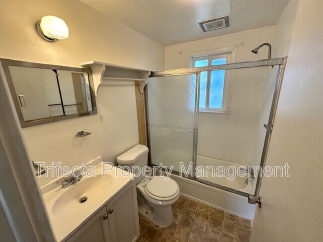 Building Photo - 417 N Hollywood St