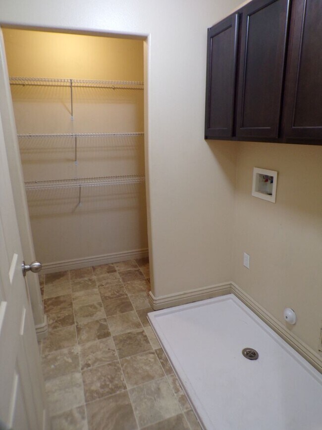 Building Photo - Great 3 Bed 2 Bath Sandy Condo!!