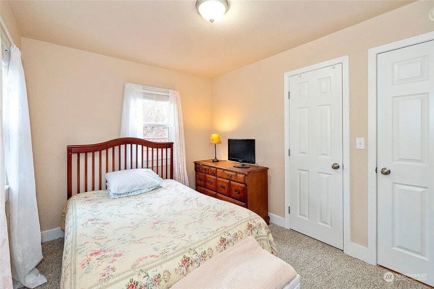 Building Photo - 916 Hull Ave