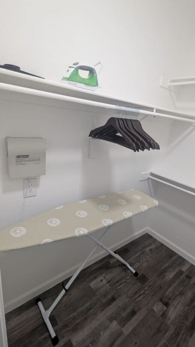 Building Photo - 2929 Kings Rd