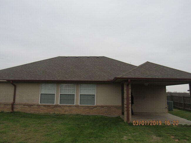 Building Photo - PET FRIENDLY WITH OWNER APPROVAL!!