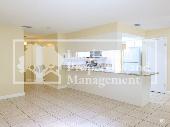 Building Photo - 631 Queens Loop N