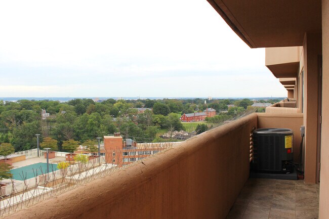 Building Photo - 1301 N Courthouse Rd