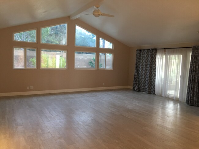 Building Photo - Single Story 3 Bedroom 2.5 Bath Home,