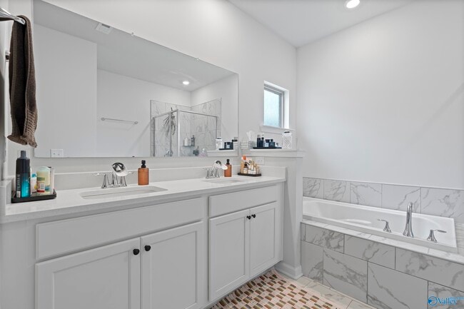 Building Photo - 14971 Greenleaf Dr