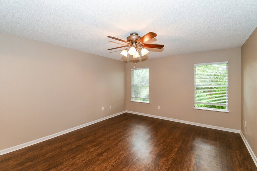 Building Photo - 2427 Brian Lakes Dr E