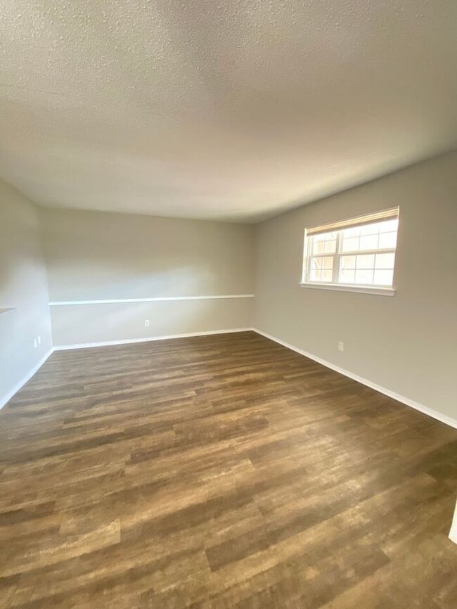 Building Photo - Large 1 BED 1 BATH