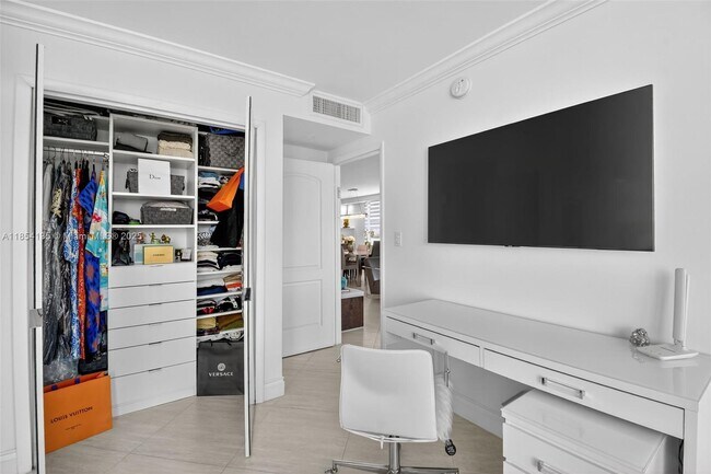 Building Photo - 9250 W Bay Harbor Dr