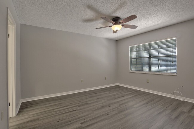 Building Photo - Renovated 2-Bedroom, 2-Bath Condo in Eustis