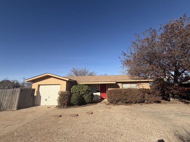 Building Photo - 2 Bed 2 bath House Located Near Medical District!