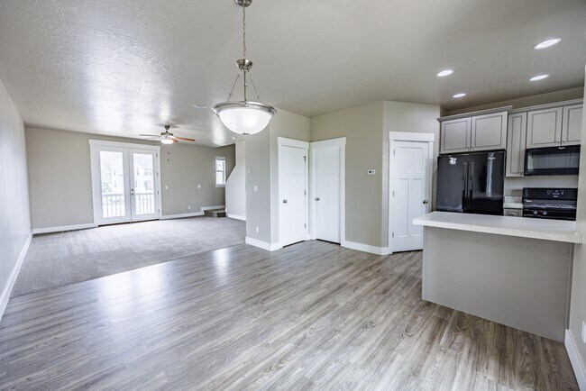 Building Photo - 972 S High Ridge Dr