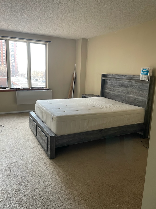 1st bedroom - 801 S Plymouth Ct