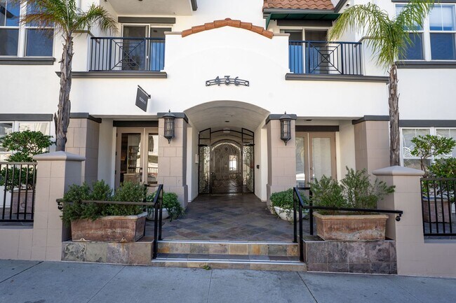 Building Photo - Discover Ventura's Downtown and Coastal Lifestyle