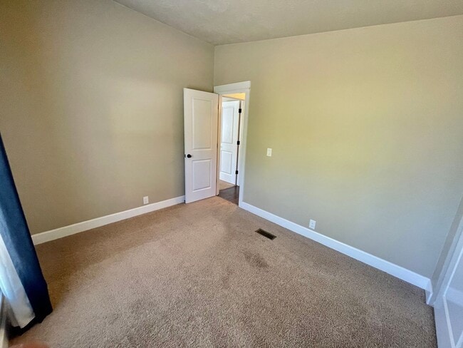 Building Photo - Spacious 3 Bedroom/2 Bath Home with generous fully fenced yard!