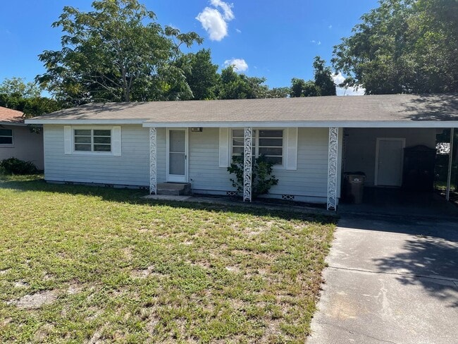 Building Photo - 2 bedroom 1 bath not too far from downtown...
