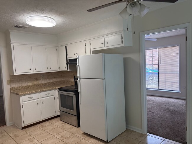 Building Photo - 5765 Hyde Park Dr