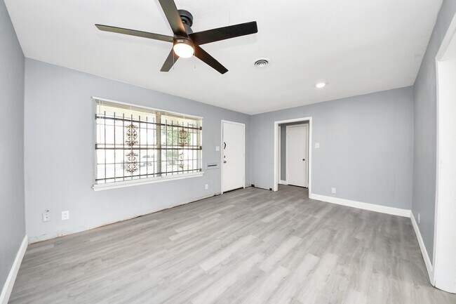 Building Photo - 5606 Elmlawn Dr