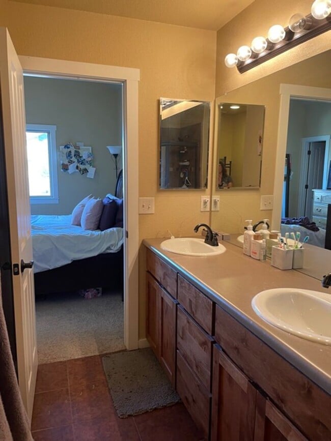 Building Photo - Gorgeous End-Unit Townhome Backing to Open Space!