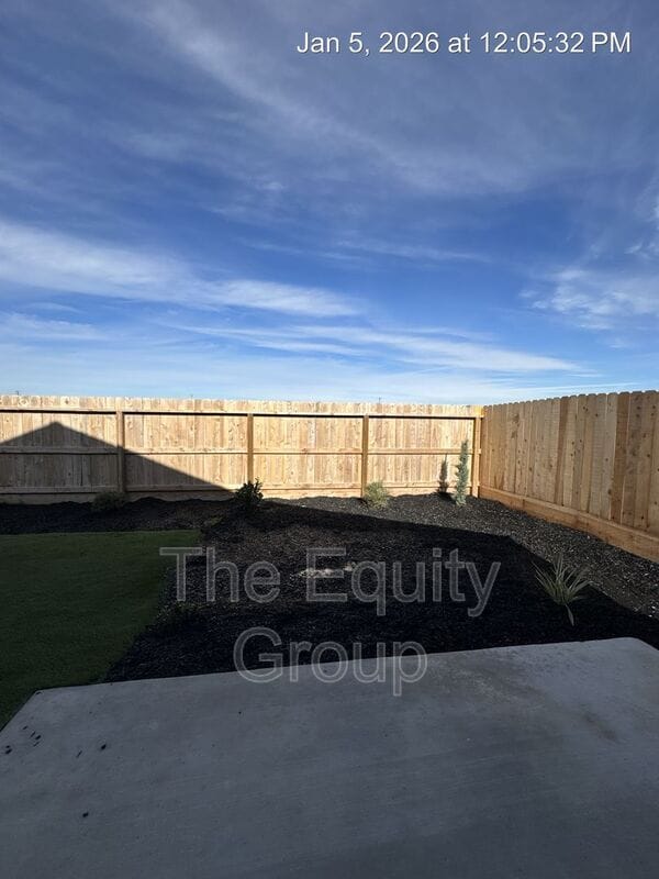 Building Photo - 7064 W Wren Ave