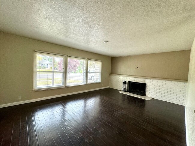Building Photo - Coming June 2025 – Prime Claremont Location!