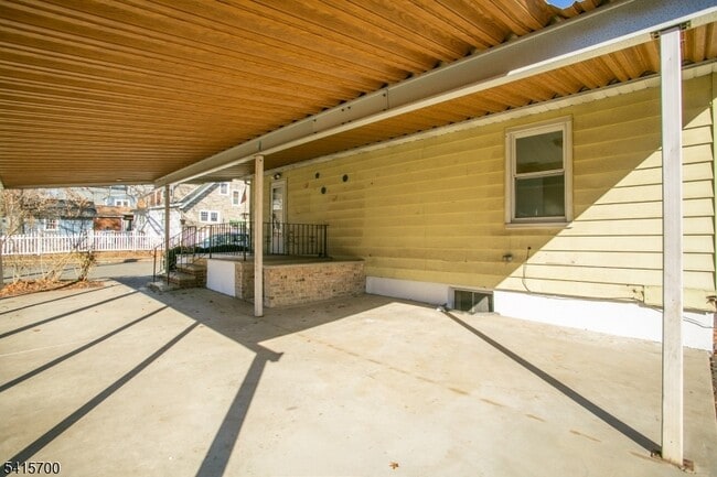 Building Photo - 27 Ashwood Ave