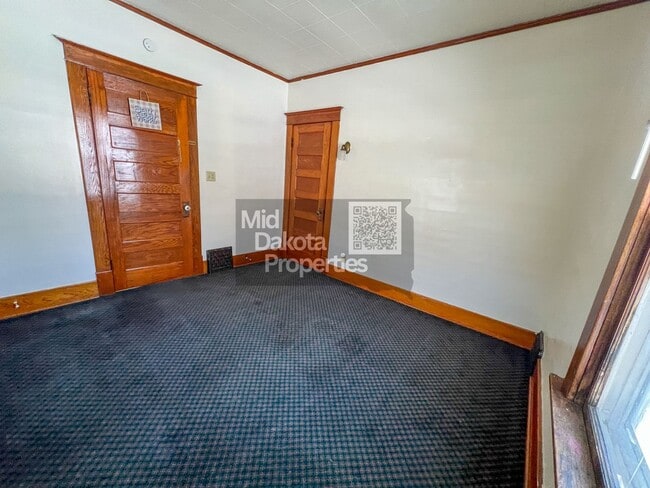 Building Photo - 933 E 5th-3 Bedroom House