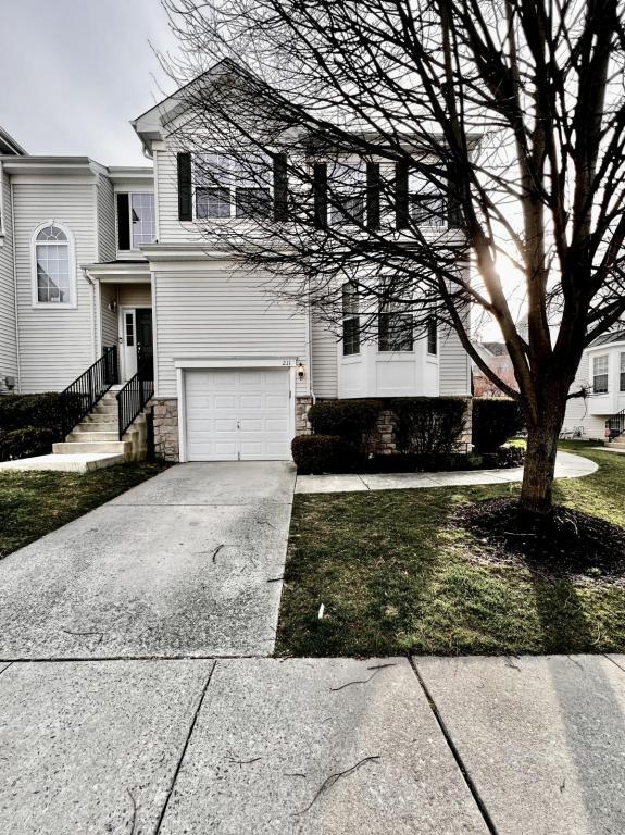 Building Photo - 211 Hawthorne Way