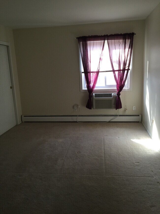 Building Photo - 1 Lake Ave