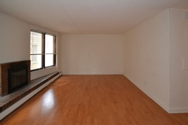 Building Photo - 622 W Wellington Ave