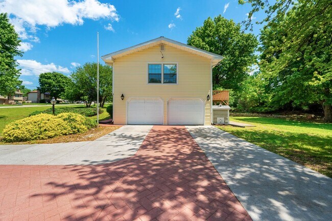 Building Photo - Large Home on Almost 2 Acres!