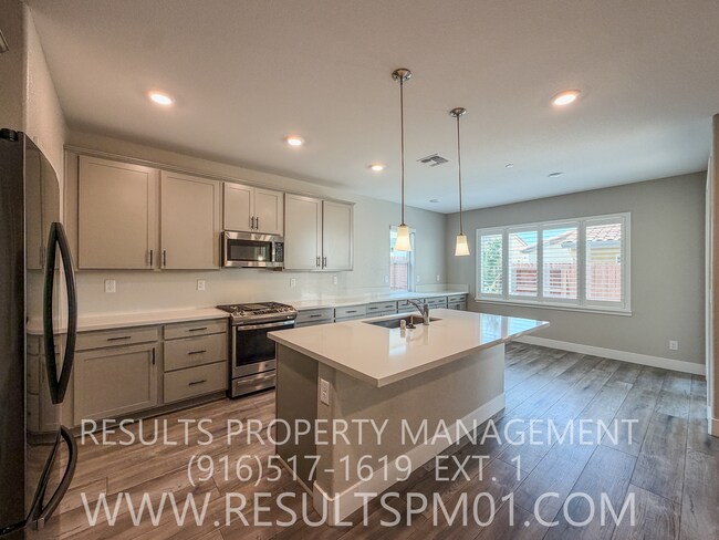 Building Photo - Gorgeous 4 Bedroom Lincoln Home
