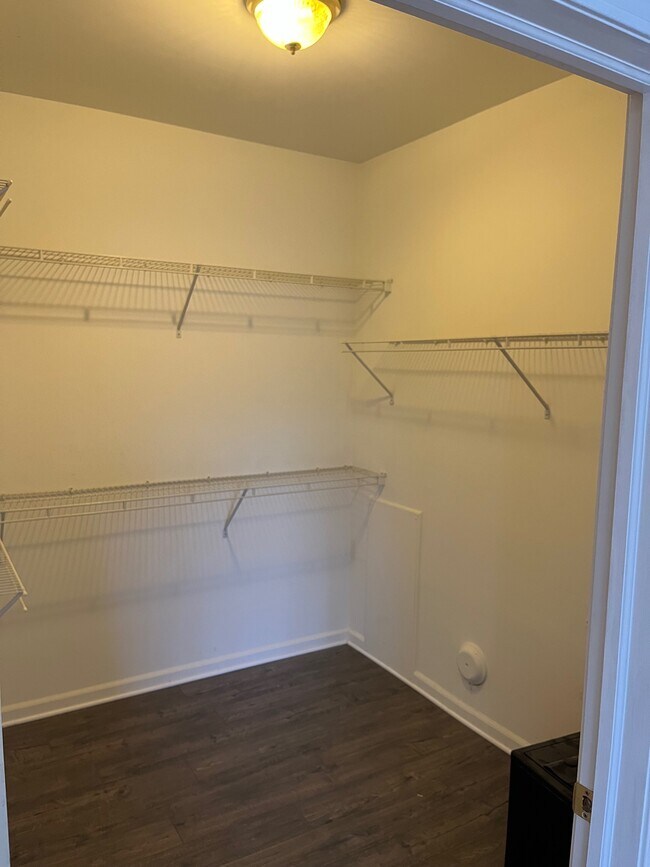 Building Photo - 5733 Twin Oaks Dr