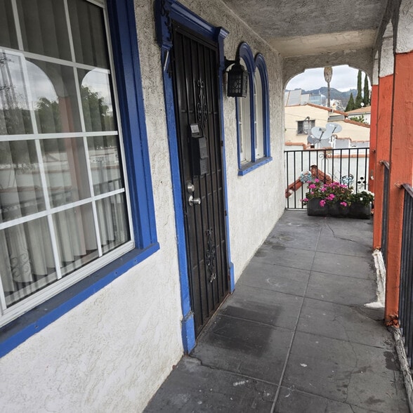 Building Photo - 833 N Formosa Ave