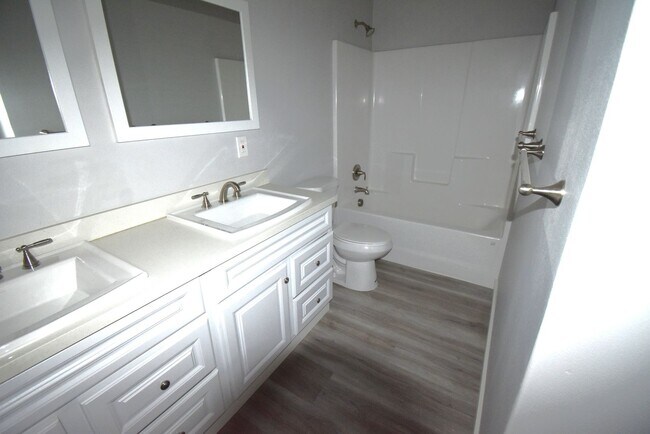 Building Photo - Spacious Town home.