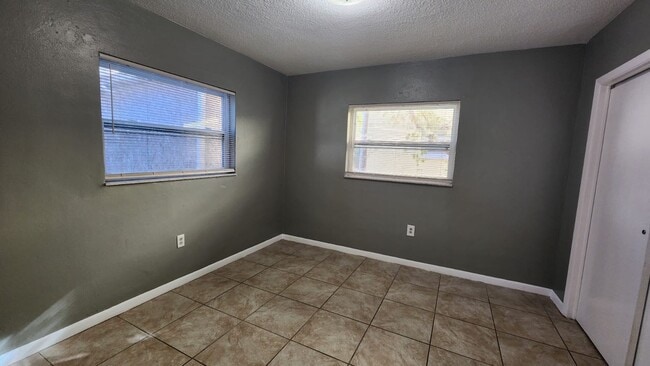 Building Photo - 1424 Spring Lane Apt 1-4