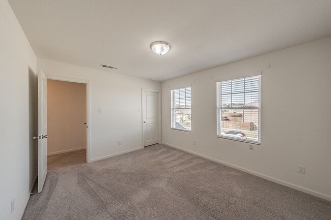 Building Photo - Like new 4 bedroom 2.5 bath in Villages of...