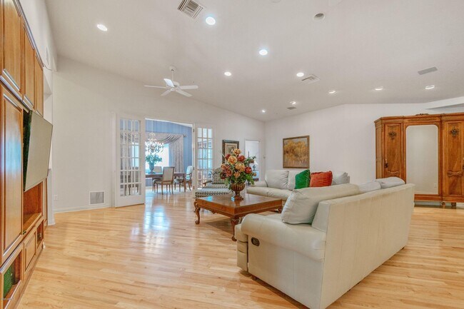 Building Photo - 8423 E Thunderbird Rd