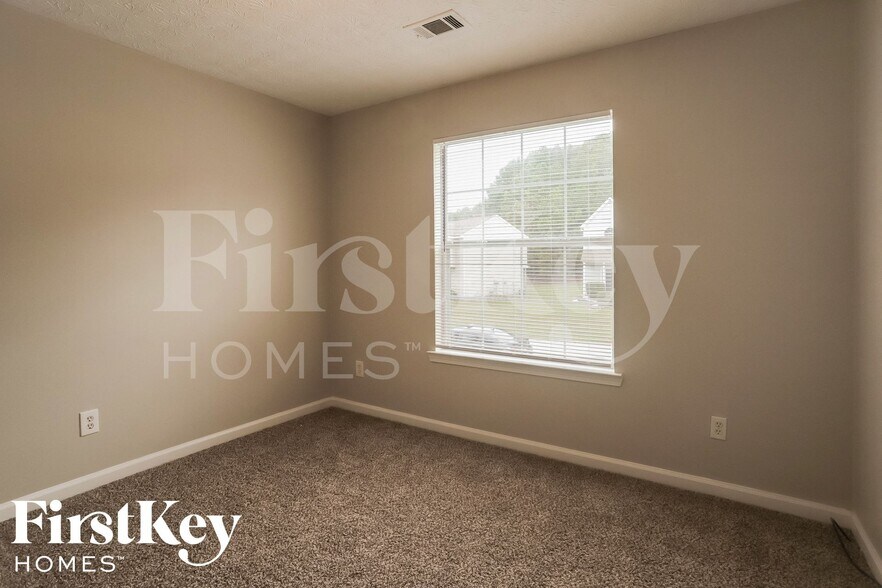 Building Photo - 480 E Lake Dr