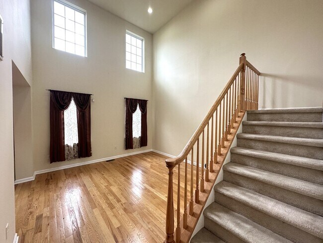 Building Photo - 3 bedrooms, 2.5 bathrooms