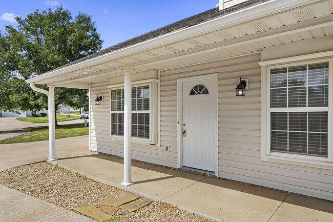 Building Photo - 1725 Louise Cir